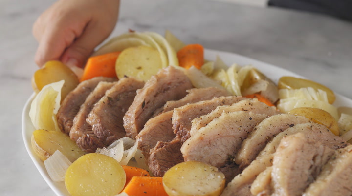 Video thumbnail for Slow Cooker Corned Beef and Cabbage Recipe