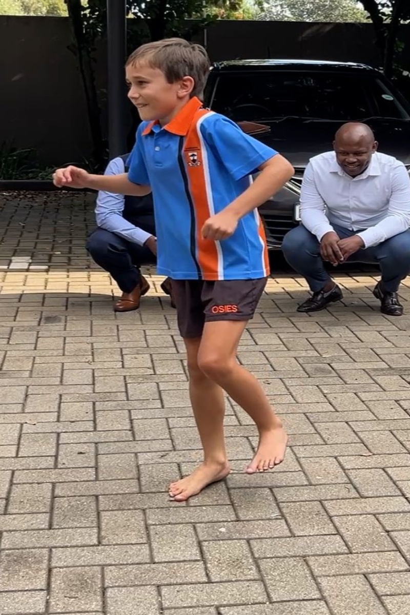 Video thumbnail for Most hops on one foot in one minute - 208 by Willem Delport