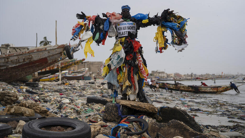 Video thumbnail for Senegal's 'plastic man' helps raise awareness about plastic pollution