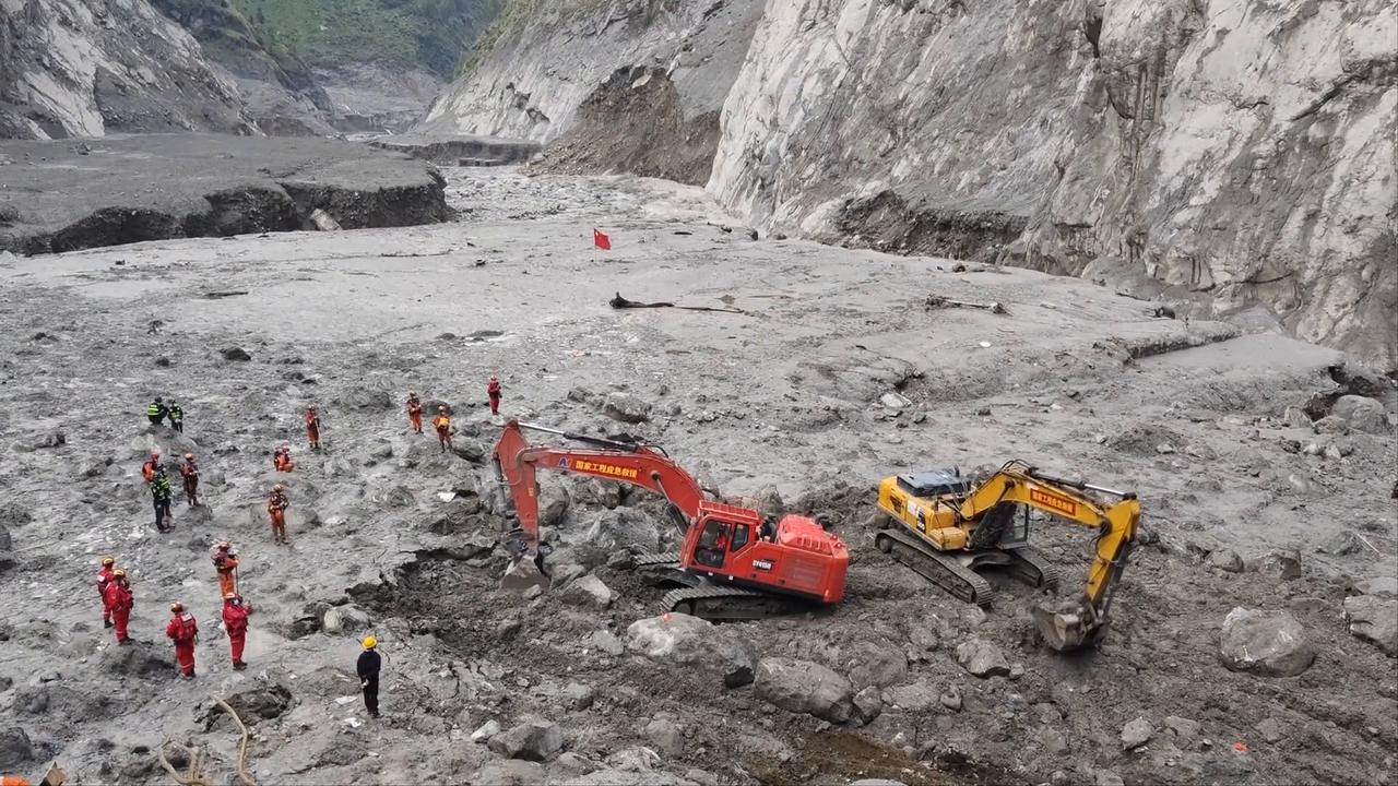 Video thumbnail for China: Road access to mudslide-hit border port restored in Xizang.