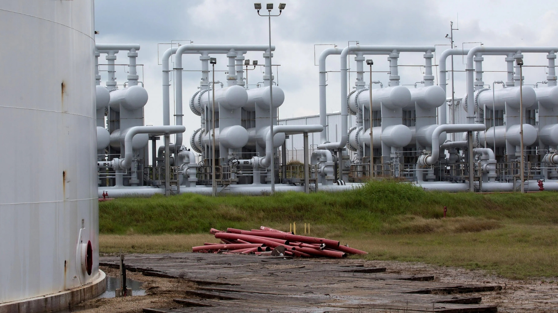 Video thumbnail for US taps oil reserves amid Iran conflict: Supply shocks push emergency global release