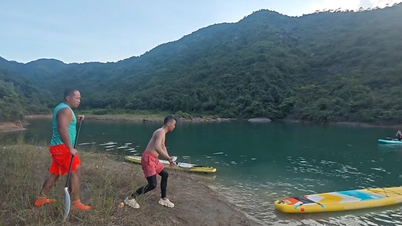 Video thumbnail for Paddleboard Race Ends with a Splash in Guangdong!