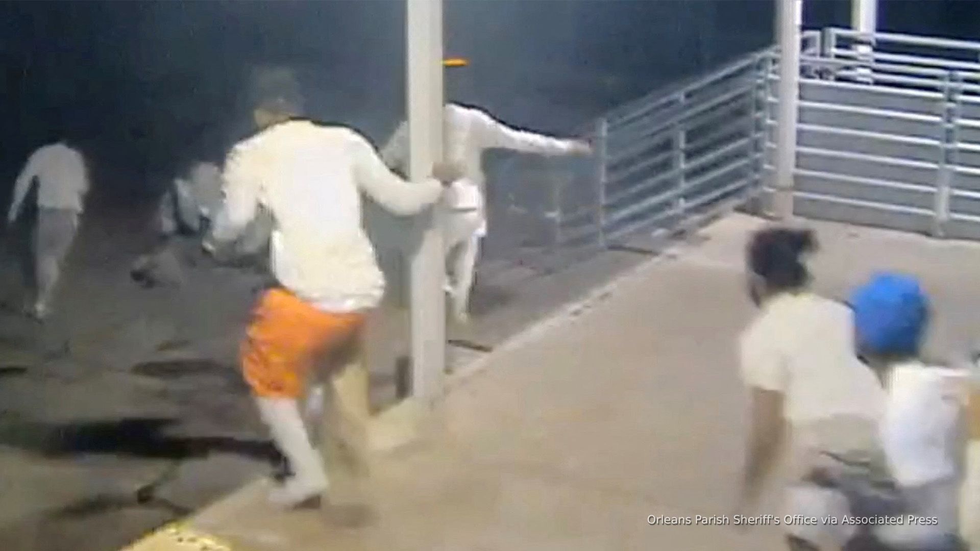 Video thumbnail for 7 of 10 New Orleans jail escapees are still on the run