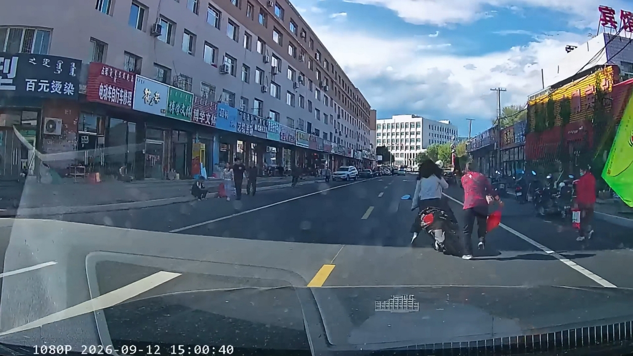 Video thumbnail for E-scooter and Pedestrian Collision Caught on Dashcam in Inner Mongolia