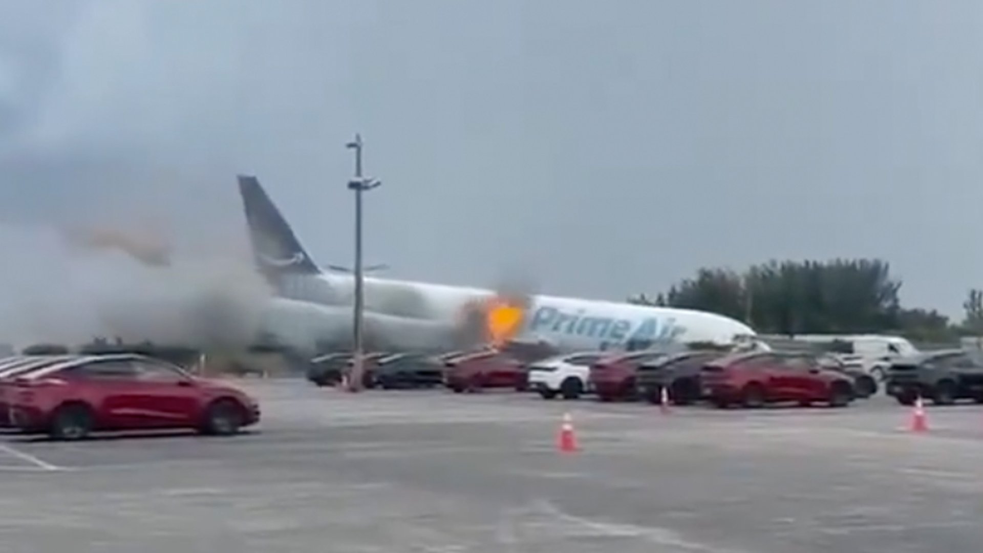 Video thumbnail for Moment Amazon plane crash lands in Miami