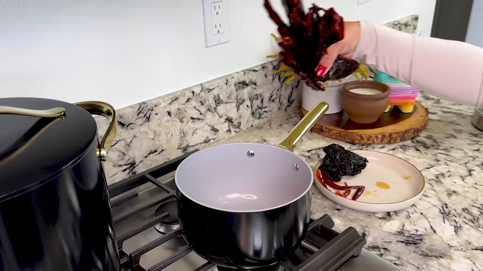 Video thumbnail for How to Make Pozole Rojo de Pollo Red Chicken Pozole Recipe(720P_HD)