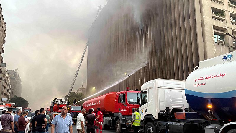 Video thumbnail for Four feared dead and several injured in Cairo Telecom company blaze