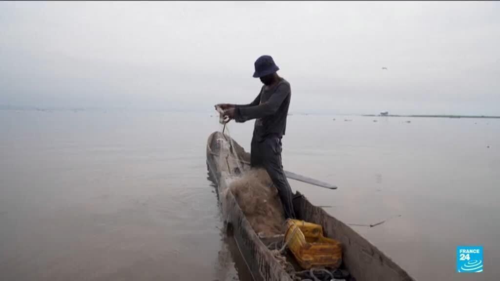 Video thumbnail for In DR Congo, some abandon fishing to trawl for plastic waste