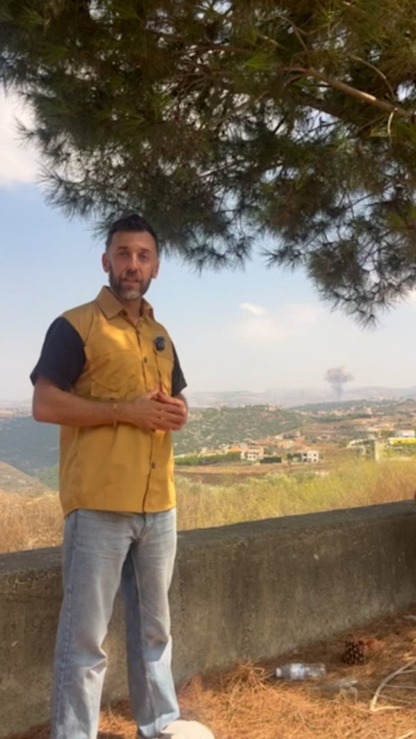 Video thumbnail for Israeli bombing seen behind journalist reporting from Lebanese village