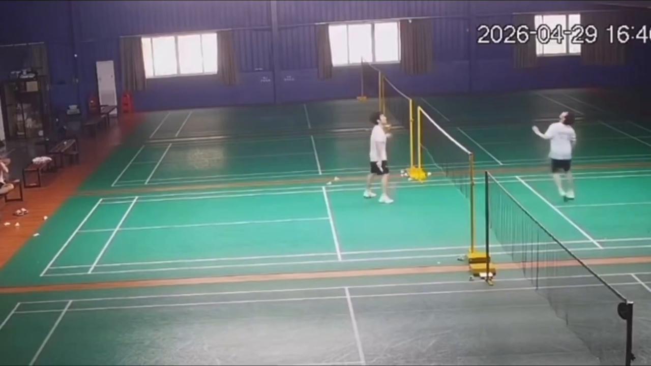 Video thumbnail for China: Easy Winning Shot In Badminton Game.