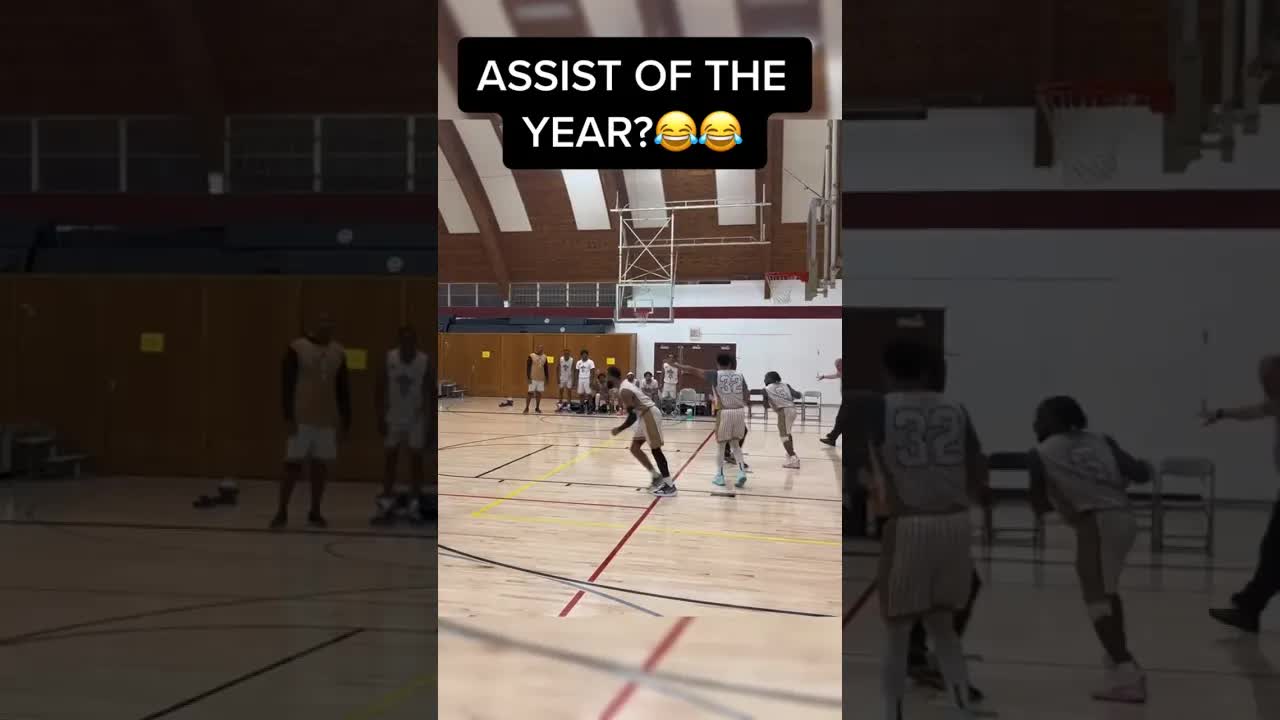 Video thumbnail for Unbelievable Basketball Assist!  No Way!