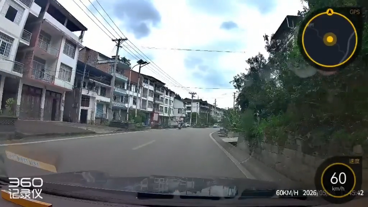 Video thumbnail for Sudden Turn Sparks Head-On Crash in Chongqing