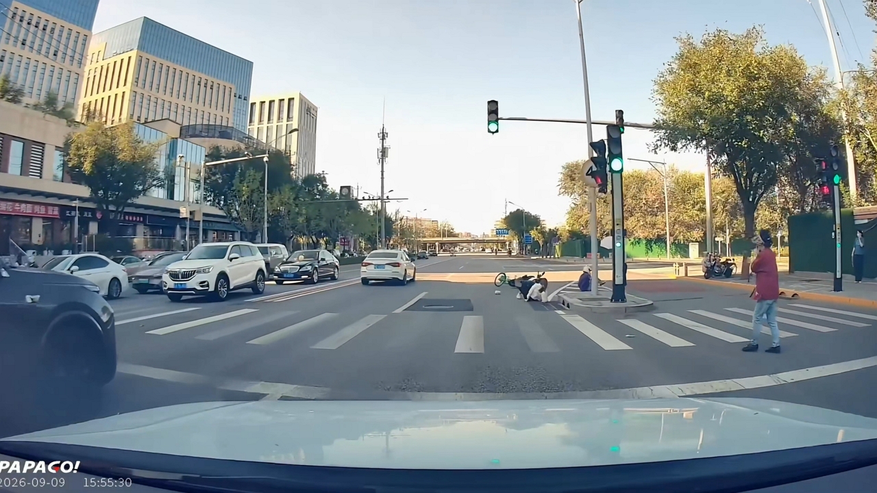 Video thumbnail for E-scooter and Bicycle Collide at Beijing Intersection