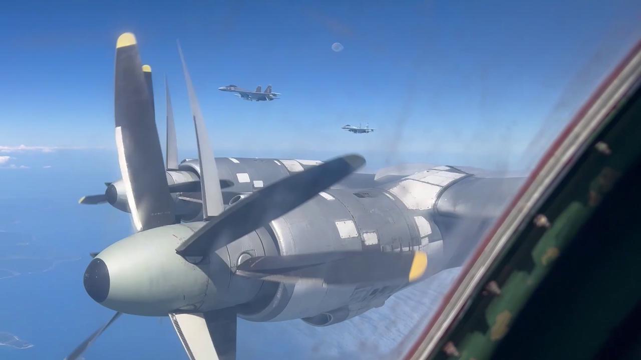 Video thumbnail for : Tupolev Tu-95MS strategic bombers over Sea of Japan.