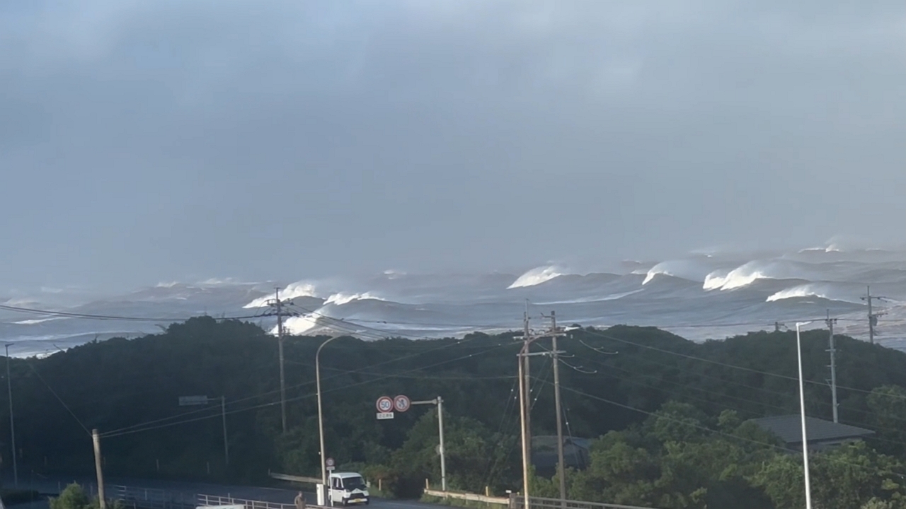 Video thumbnail for Gigantic Typhoon Waves Smash Nichinan Coastline