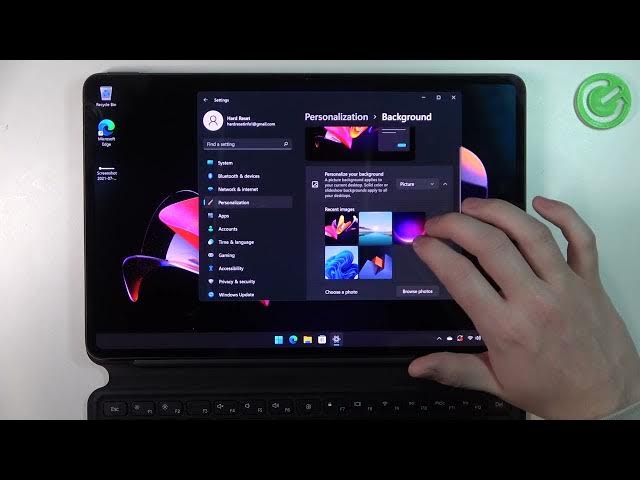 Video thumbnail for HUAWEI MateBook E Windows 11   How To Change Wallpaper