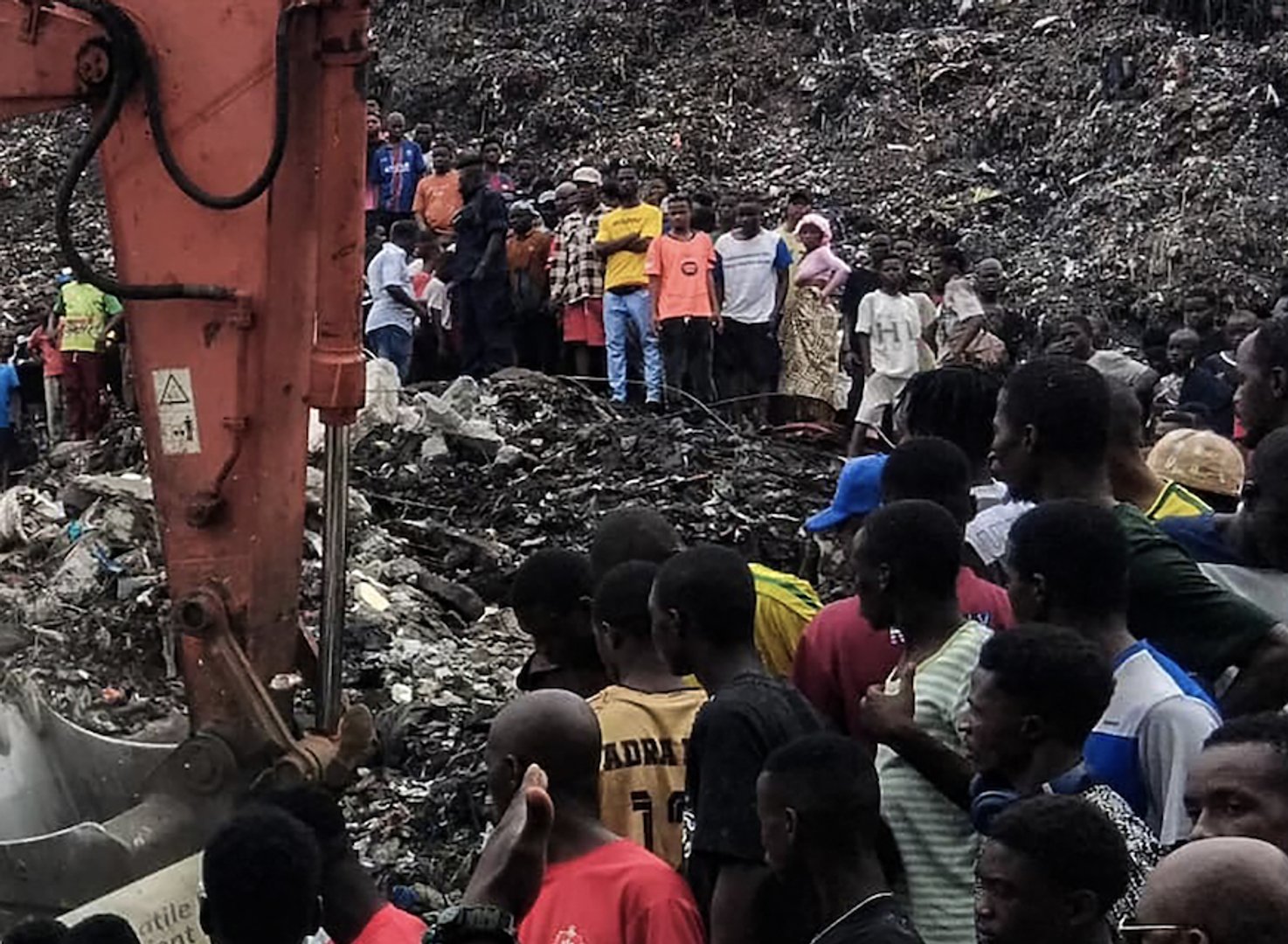 Video thumbnail for Landfill collapse kills 30 in Guinea’s capital after heavy rains