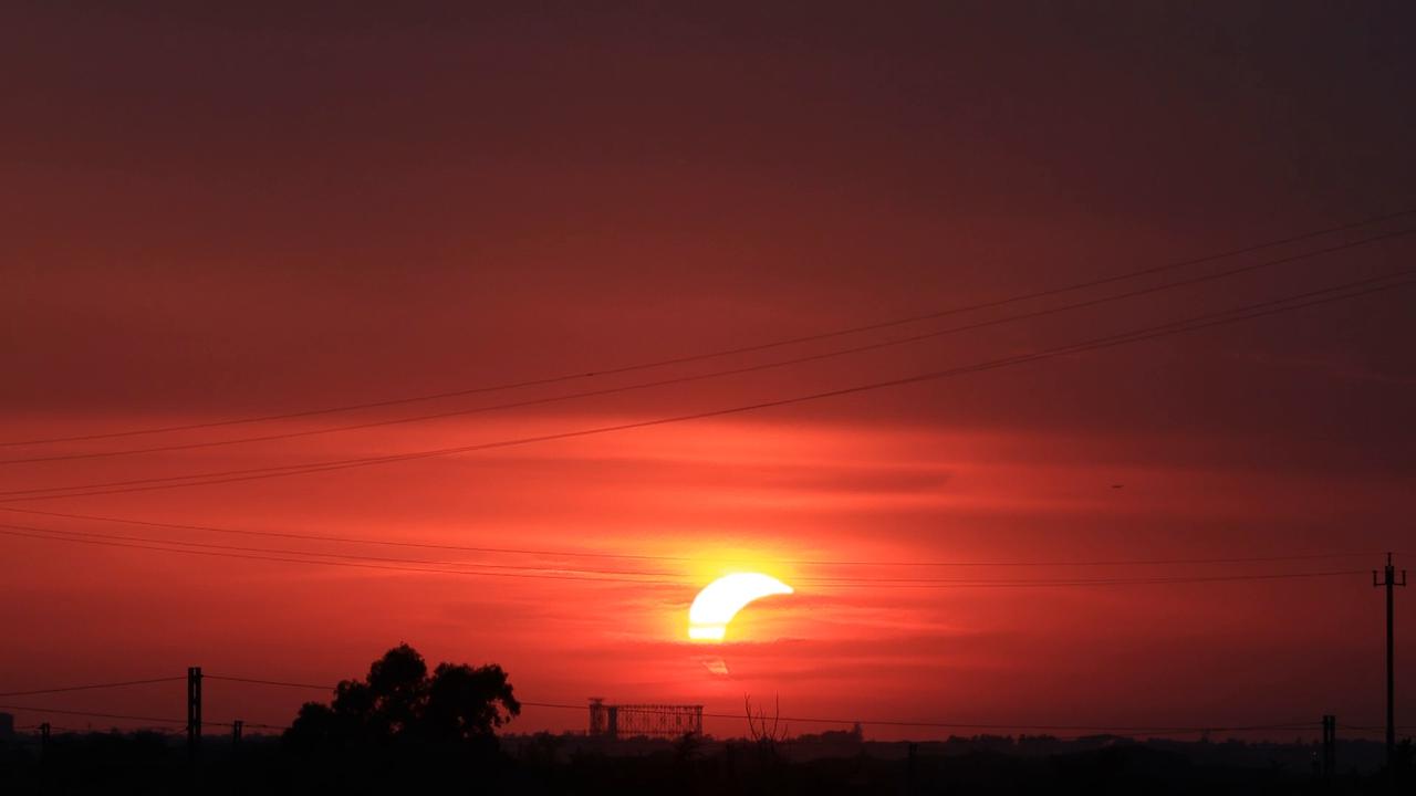Video thumbnail for Italy: Time-lapse of partial solar eclipse setting over Rome skyline with Gasometer silhouette.