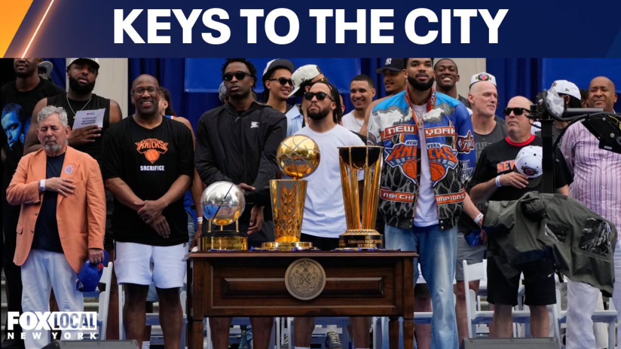 Video thumbnail for FULL: Knicks Keys to the City Ceremony