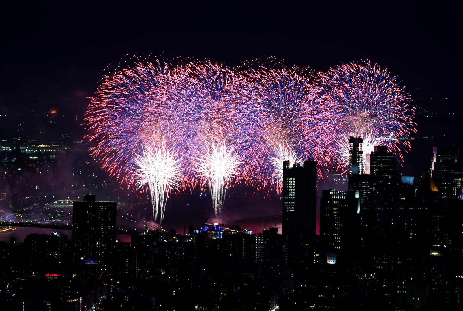 Video thumbnail for Fireworks light up New York City to mark 250 years of US independence