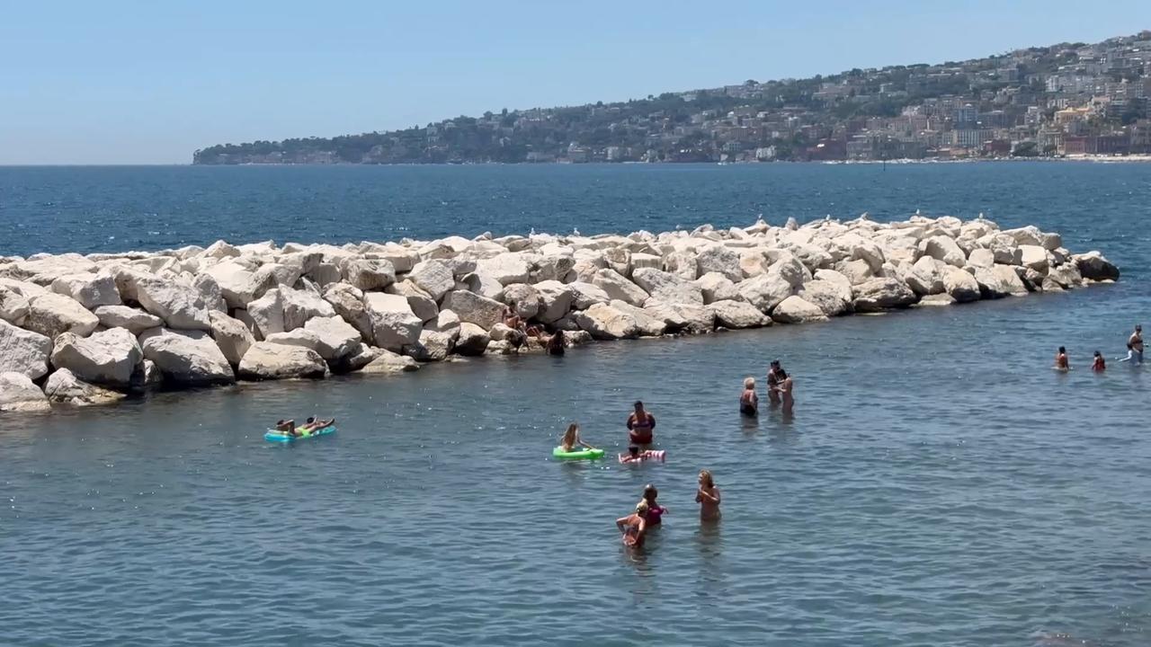Video thumbnail for Italy: People flock to beaches in Naples as African heatwave sweeps Italy.