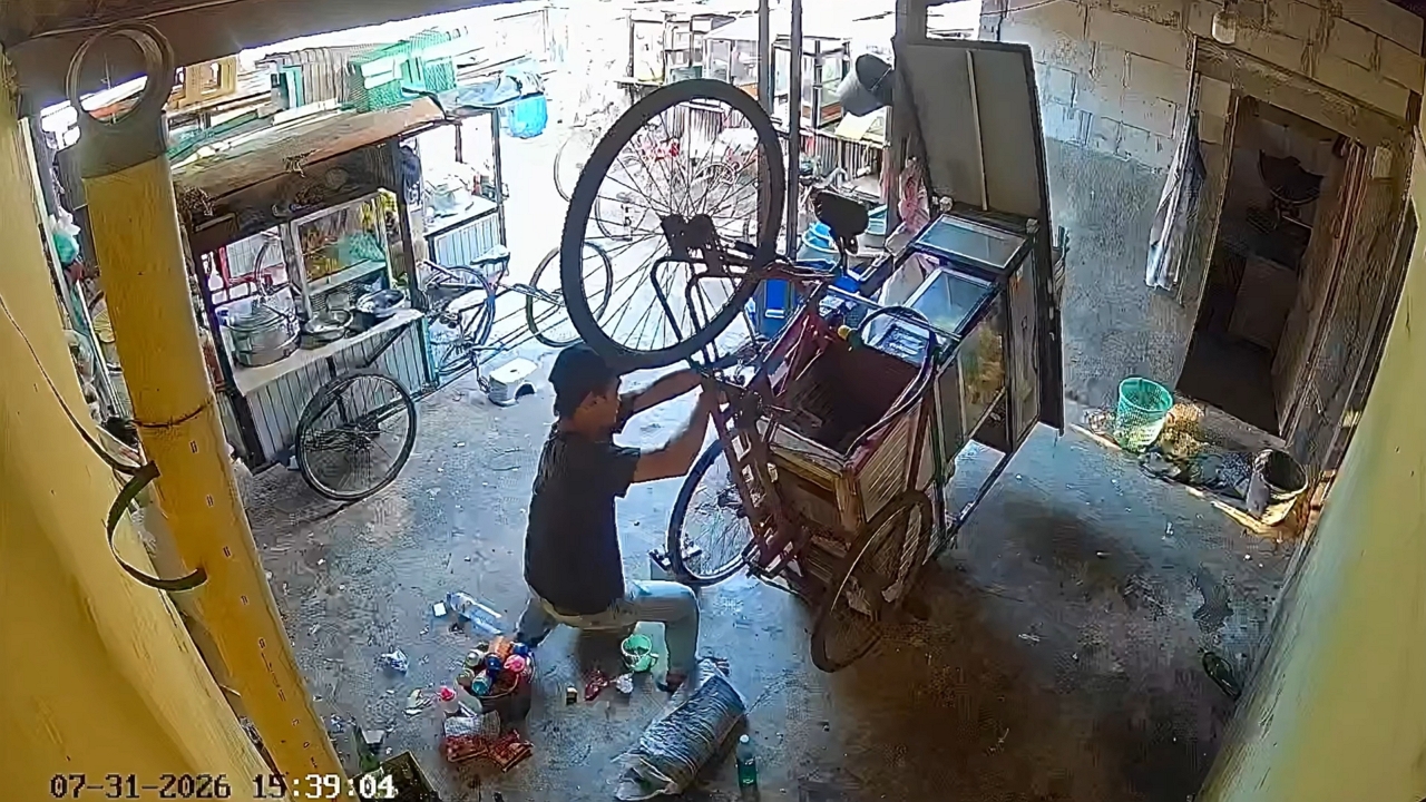 Video thumbnail for Street Food Cart Tips Over During Setup in Indonesia