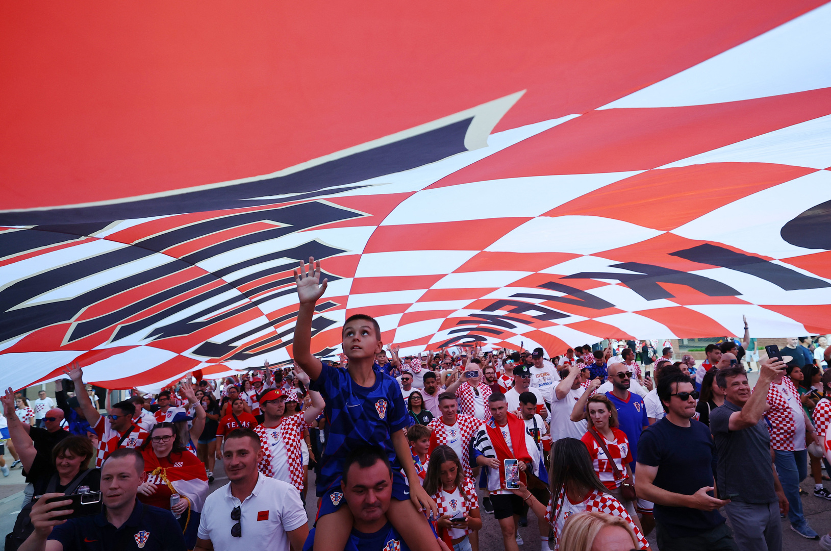 Video thumbnail for Croatia fans rock cowboy style in Dallas parade ahead of match with England