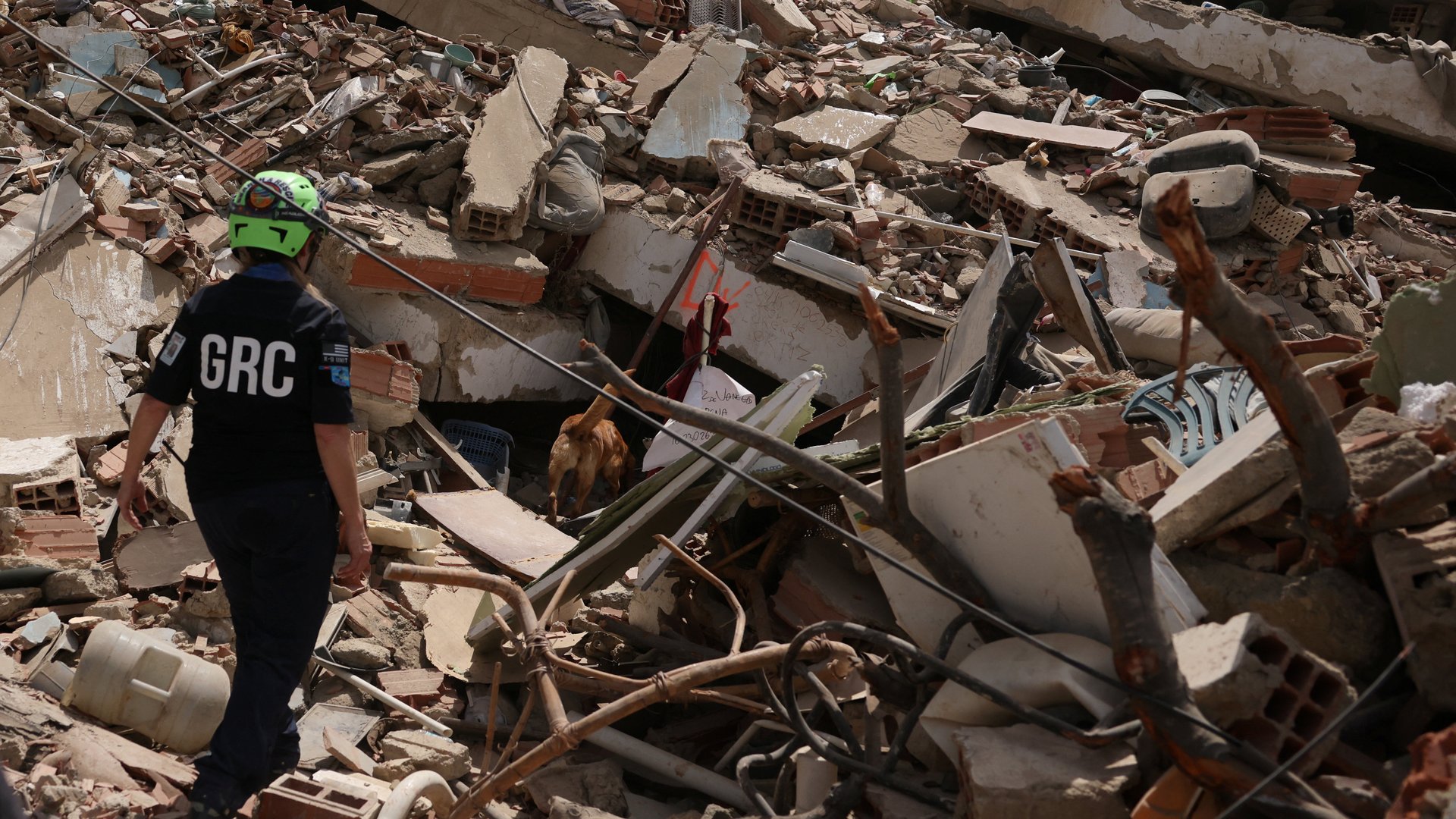 Video thumbnail for Search for survivors of twin Venezuela earthquakes enters ‘critical hours’
