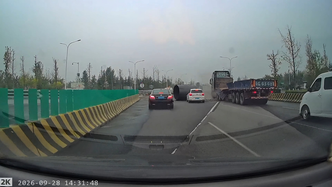 Video thumbnail for Iron Coil Falls from Truck, Nearly Hits Vehicles in Shandong