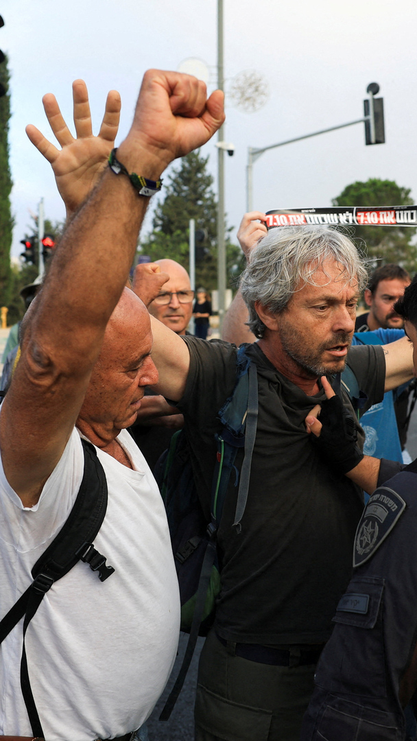 Video thumbnail for Israeli protesters demand accountability 1,000 days since October 7