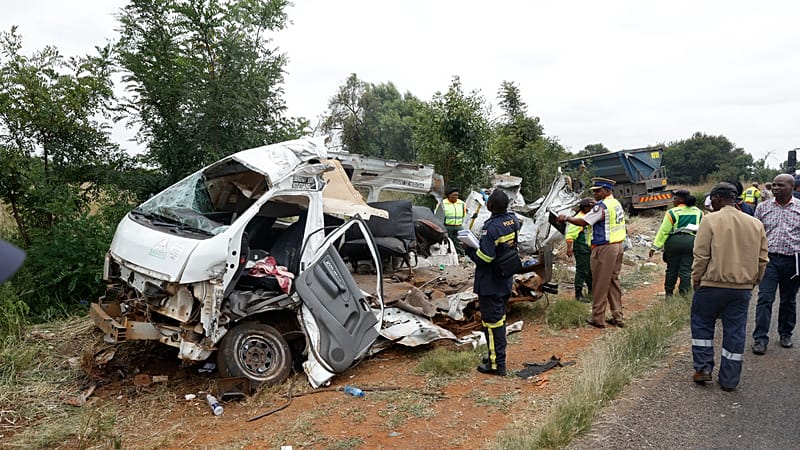 Video thumbnail for 13 schoolchildren killed in tragic road crash south of Johannesburg