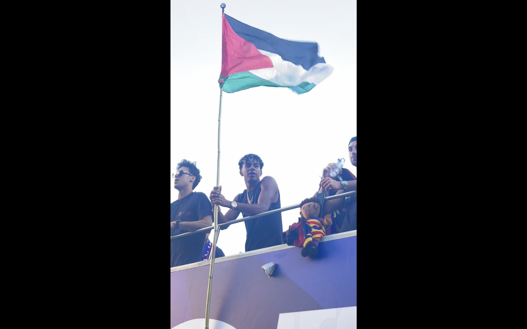 Video thumbnail for Barcelona player Lamine Yamal waves Palestinian flag at parade