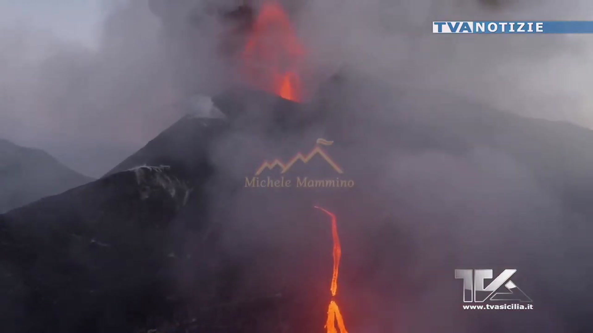 Video thumbnail for L'Etna continua a dare spettacolo. Aperta una nuova bocca eruttiva
