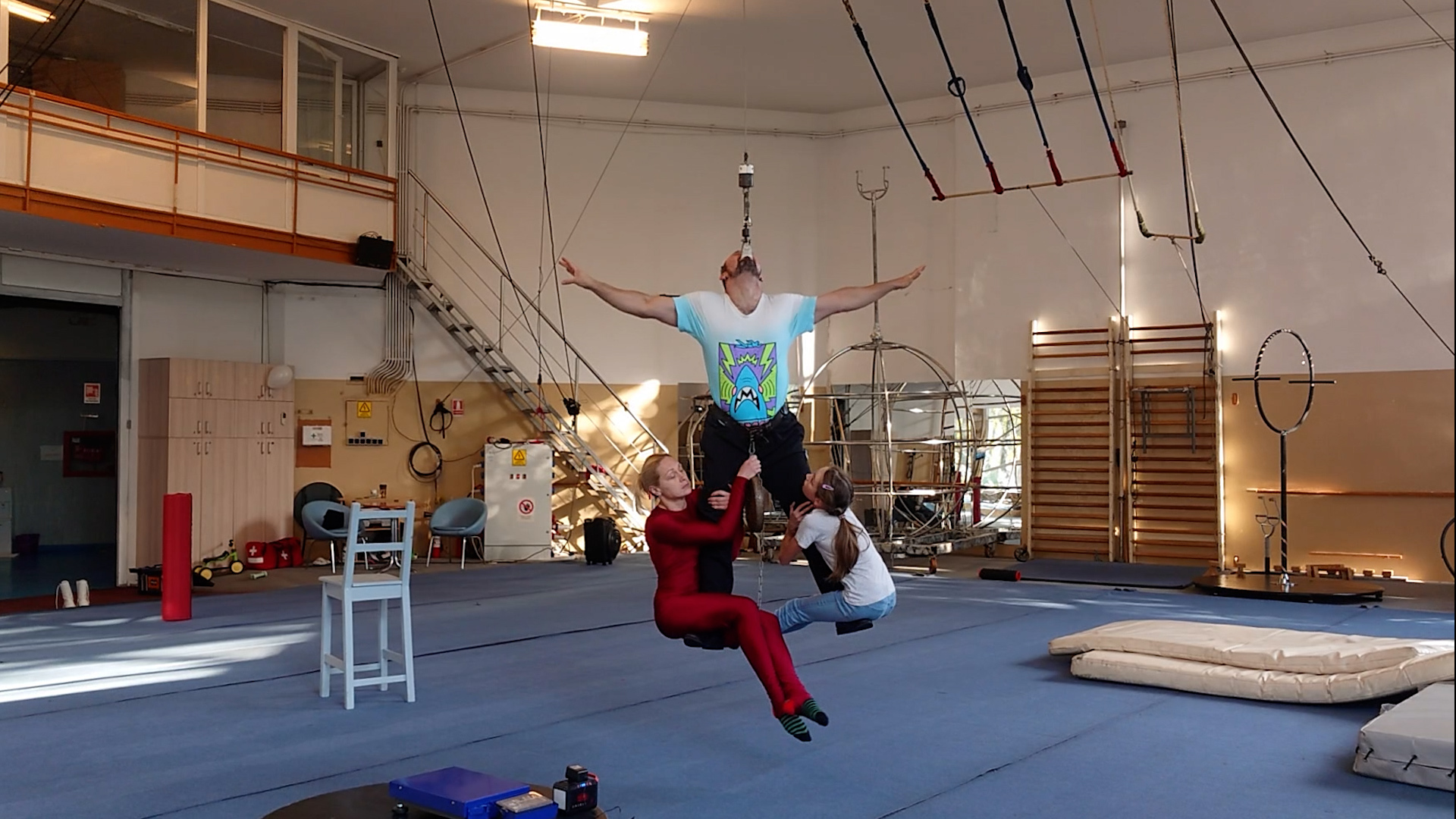 Video thumbnail for Heaviest weight lifted while hanging suspended by the teeth (male) - 112.14 kg (247.22 lb) by Leonardo Costache