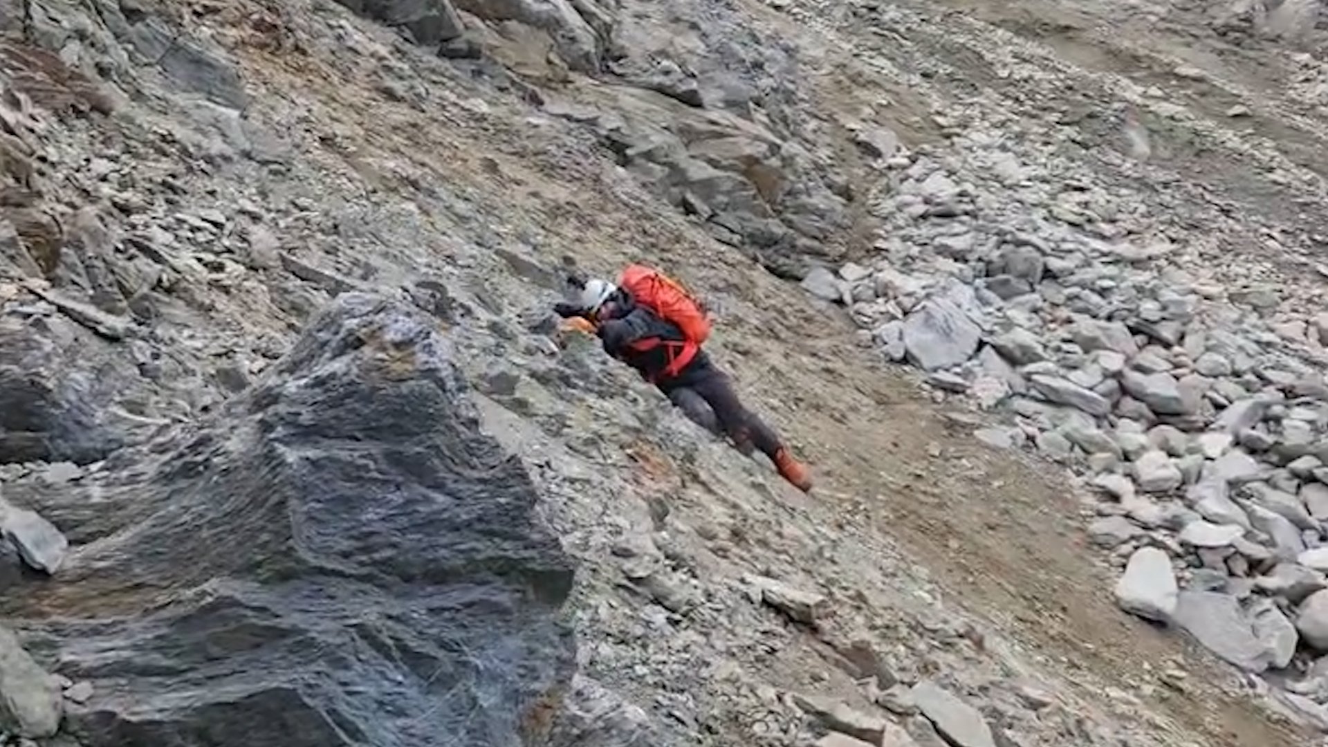 Video thumbnail for Climbers escape rockfall crossing ‘Death Pass’ on Mont Blanc