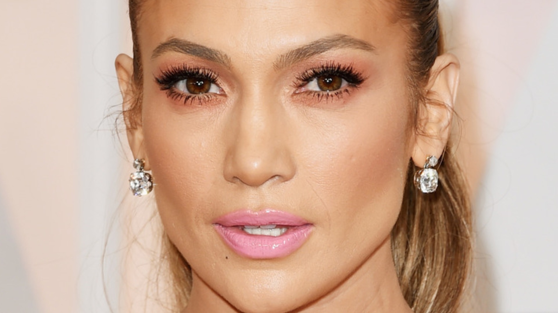 Video thumbnail for A Complete History Of Jennifer Lopez's And Mariah Carey's Feud