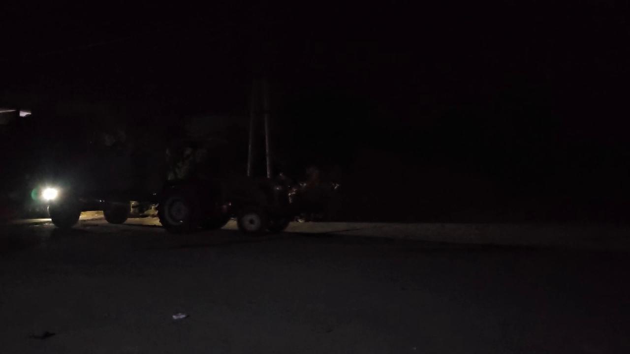 Video thumbnail for Syria: Residents block roads after Israeli forces withdraw from border village in southern Syria.