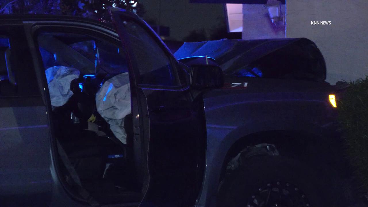 Video thumbnail for US, Phoenix: Mesa Pickup Truck Crashes Into Garage.