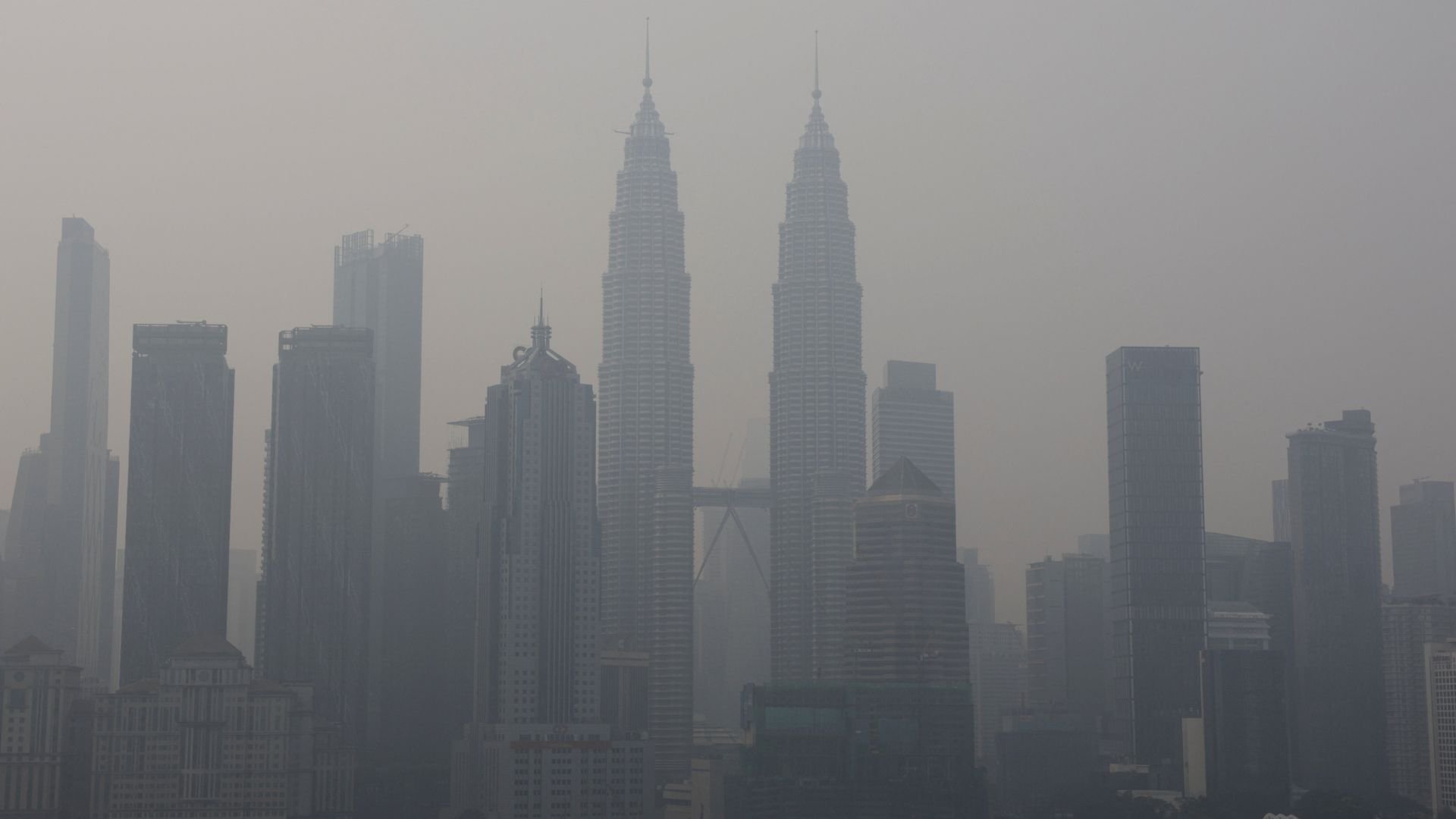 Video thumbnail for Malaysia urges Indonesia to curb forest fires as toxic haze shuts schools
