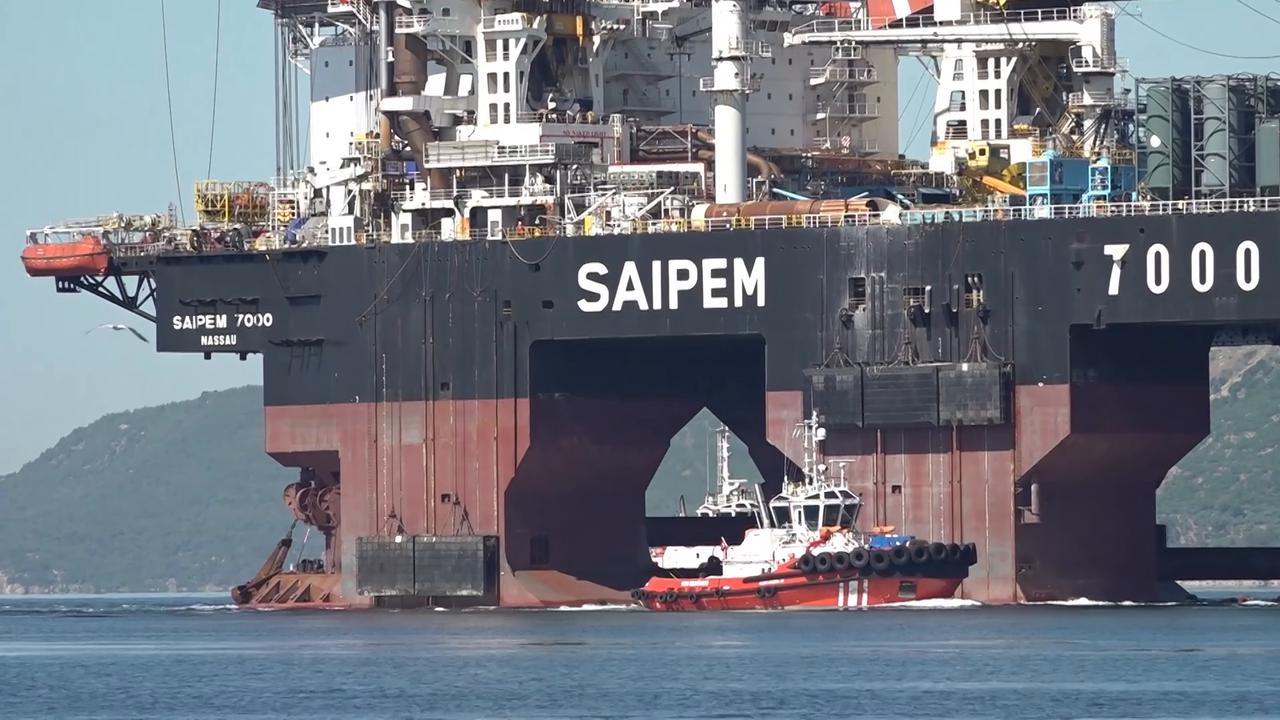 Video thumbnail for Türkiye: World’s 3rd-largest semi-submersible crane vessel passes through Türkiye’s Canakkale Strait.