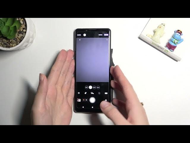 Video thumbnail for How to Take Burst Shot on Sony Xperia 5 III - Take a Series of Pictures