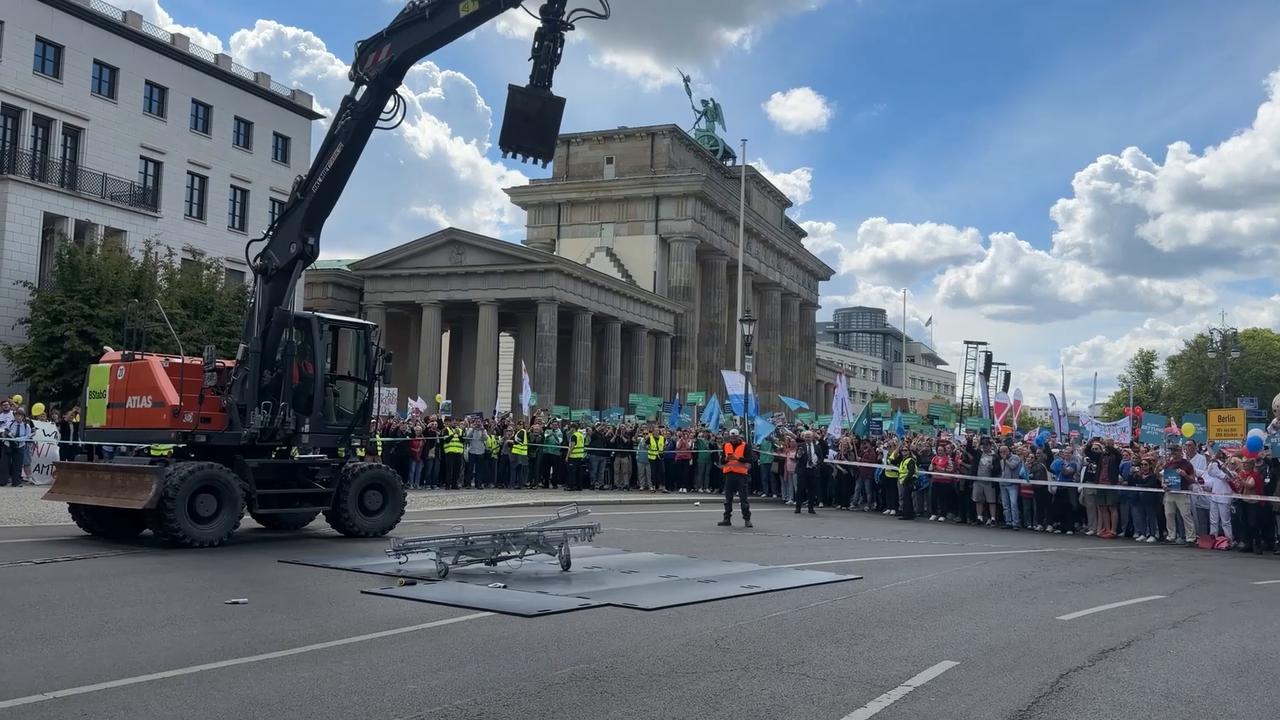 Video thumbnail for Germany: Berlin hospital workers protest planned cuts at Brandenburg Gate.