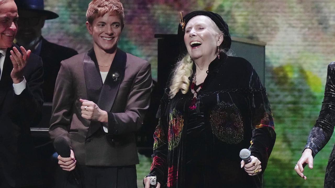 Video thumbnail for UNCAPTIONED: Joni Mitchell becomes US citizen.