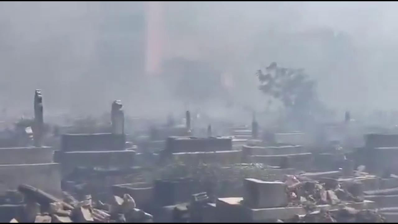 Video thumbnail for Syria: A fire has broken out in the Al-Katheeb Cemetery in the city of Homs.