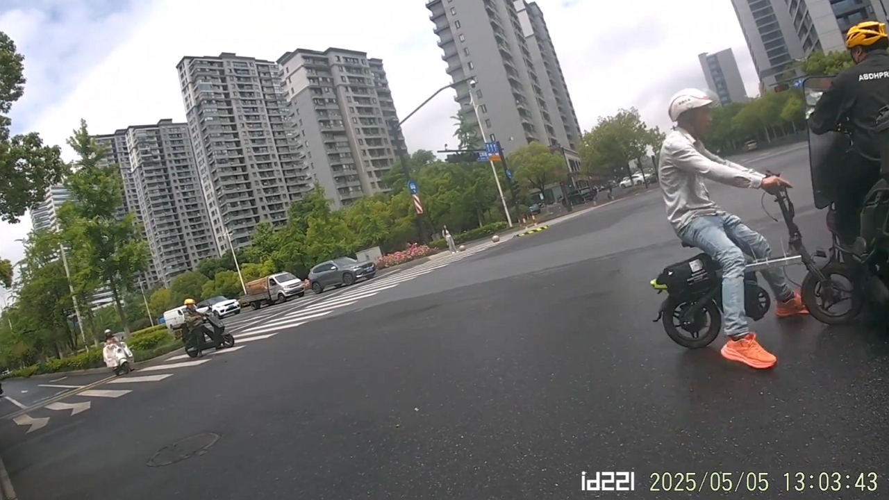 Video thumbnail for Light Bump Between E-Bike and Motorcycle in Zhejiang
