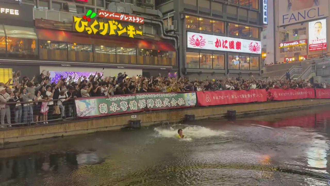 Video thumbnail for Japan: Hanshin Tigers Fans Jump Into Dotonbori River After Back-to-Back Title 2.