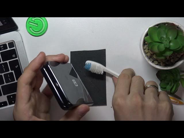 Video thumbnail for How to Clean the USB Slot on SAMSUNG Galaxy Z Flip5 with a Toothbrush