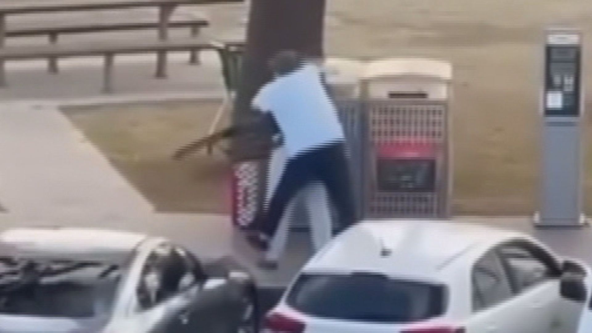 Video thumbnail for Video shows bystander tackling and disarming one of the shooters at Sydney’s Bondi Beach