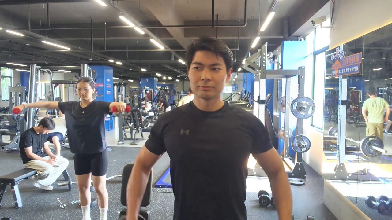 Video thumbnail for China: Chinese man catches woman secretly following his workout but doing every move wrong.