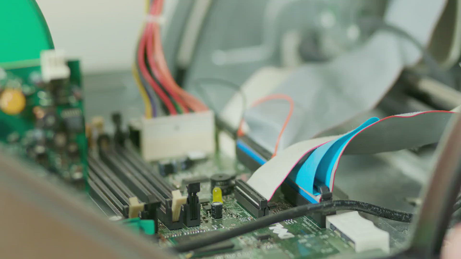 'Video thumbnail for Difference Between RAM and ROM - Simple Explanation  '